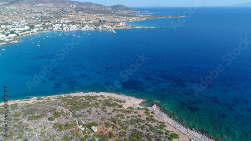 Fototapeta Naklejka Na Ścianę i Meble -  Plage d'Aliko sur l'île de Naxos dans les Cyclades en Grèce vue du ciel