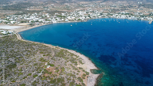Plage d Aliko sur l   le de Naxos dans les Cyclades en Gr  ce vue du ciel
