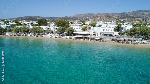 Plage d'Aliko sur l'île de Naxos dans les Cyclades en Grèce vue du ciel © Zenistock