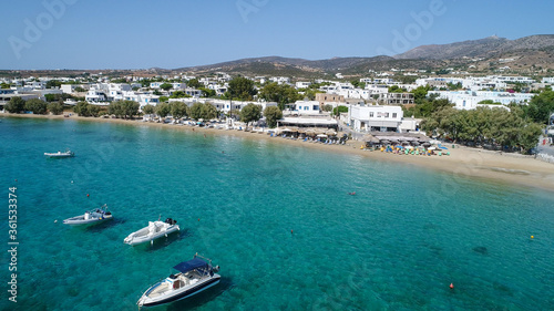 Plage d'Aliko sur l'île de Naxos dans les Cyclades en Grèce vue du ciel © Zenistock