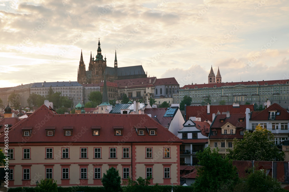 Obraz premium Prague castle before sunset from Charles bridge