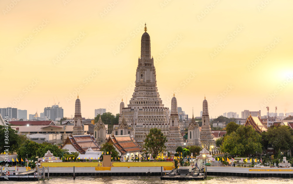 Obraz premium Twilight view of Wat Arun Ratchawararam temple. Bangkok, Thailand
