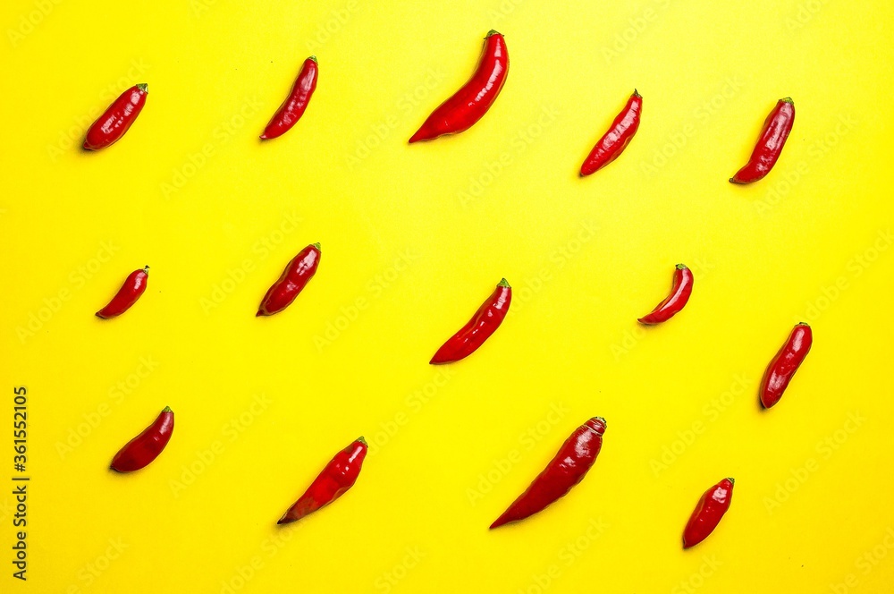 Pimenta vermelha em fundo amarelo Pimenta vermelha em fundo amarelo