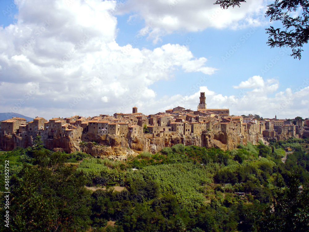 Italy, Tuscany, Grosseto, Maremma, view of the town of Pitigliano, called the tuff country