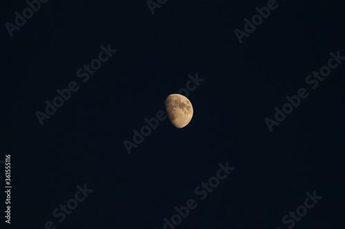 Foto Color photo of the growing big moon at perigee on a black background