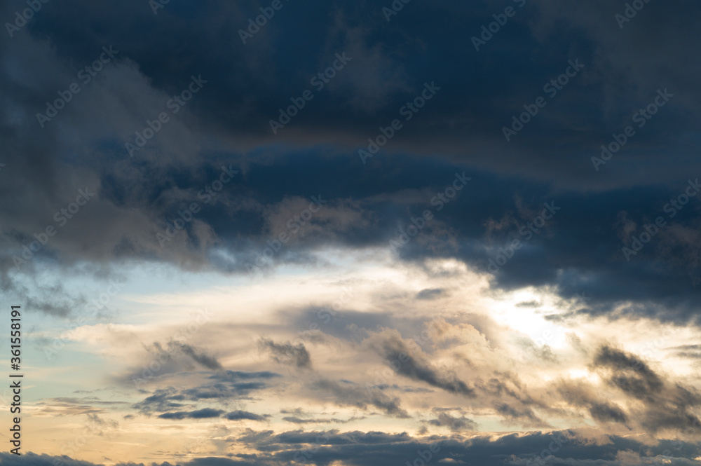 Obraz premium sky background of gray atmospheric clouds