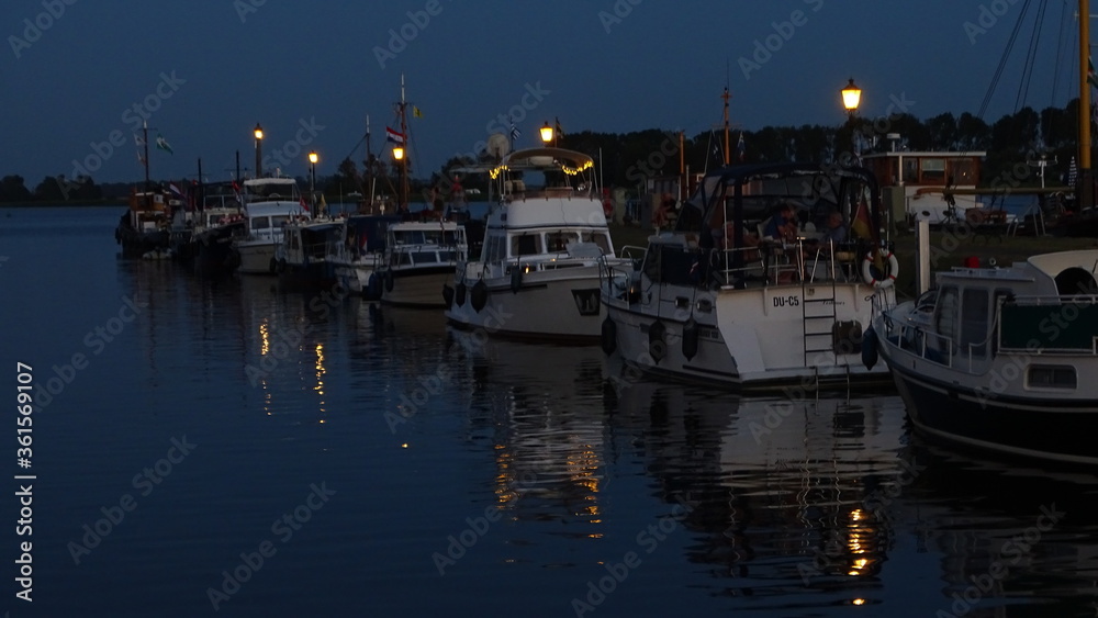 Fototapeta premium boats in the harbor