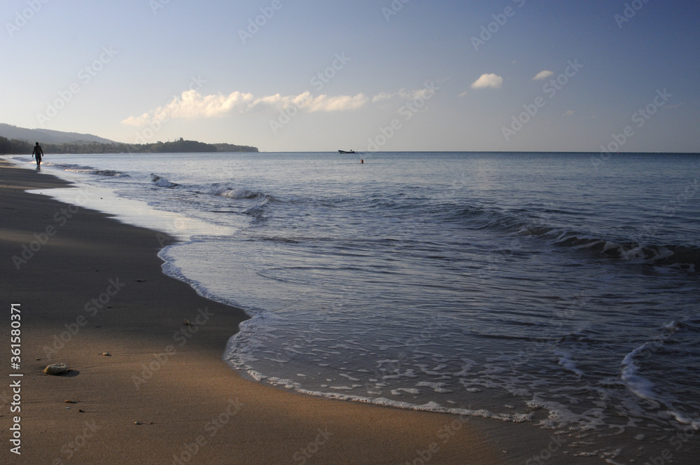 Vue sur la mer et l'horizon à l'aube. Les vagues s'échouant doucement sur une plage de sable fin au sud de la Thaïlande.