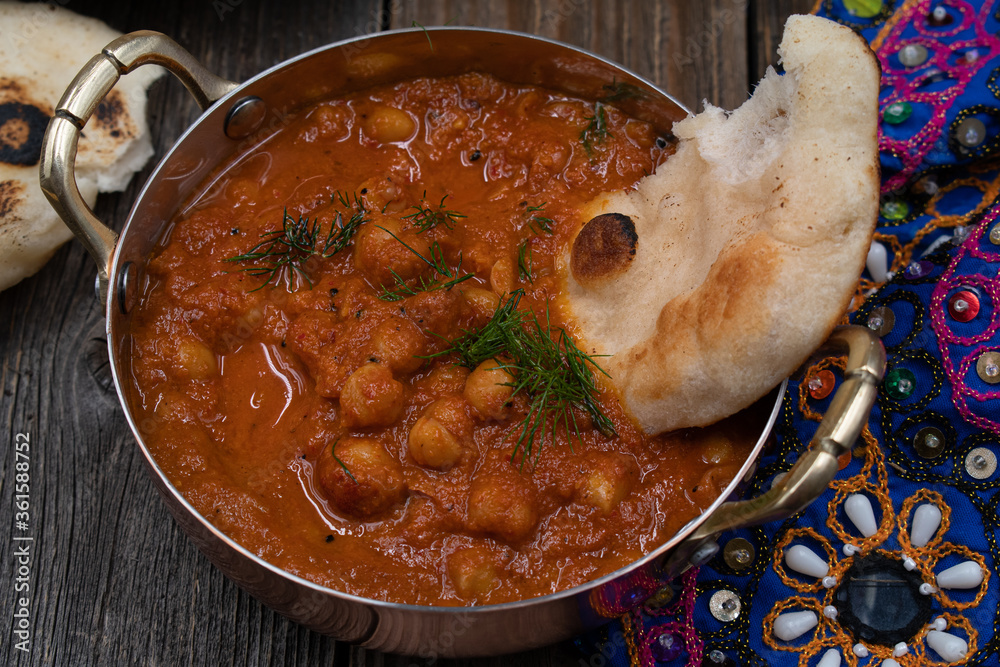 Foto de Indian chickpea garbanzo chole masala curry with naan in