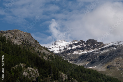 Paesaggio in valle d'Aosta delle alpi con la neve e il bosco di alta quota.