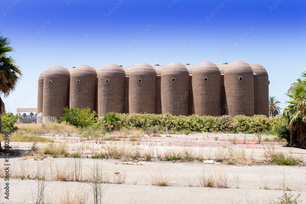 Arquitectura industrial en Valencia. Bodegas abandonadas cerca de la Patacona.