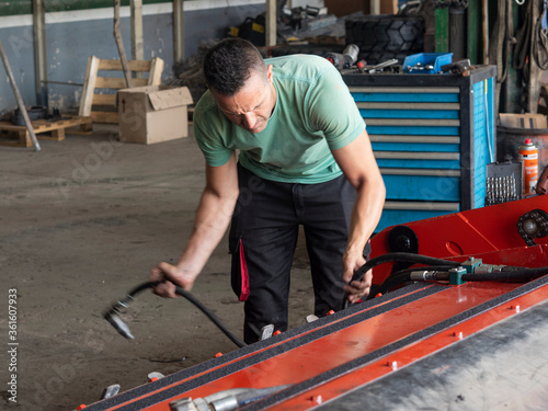 MECHANIC MAKING REPAIRS IN THE WORKSHOP