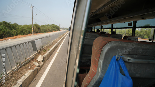 Quadro em tela The view from the window of an intercity bus in India