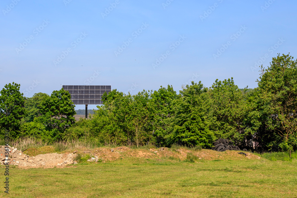 Une installation photovoltaïque entre les arbres Une installation photovoltaïque entre les arbres