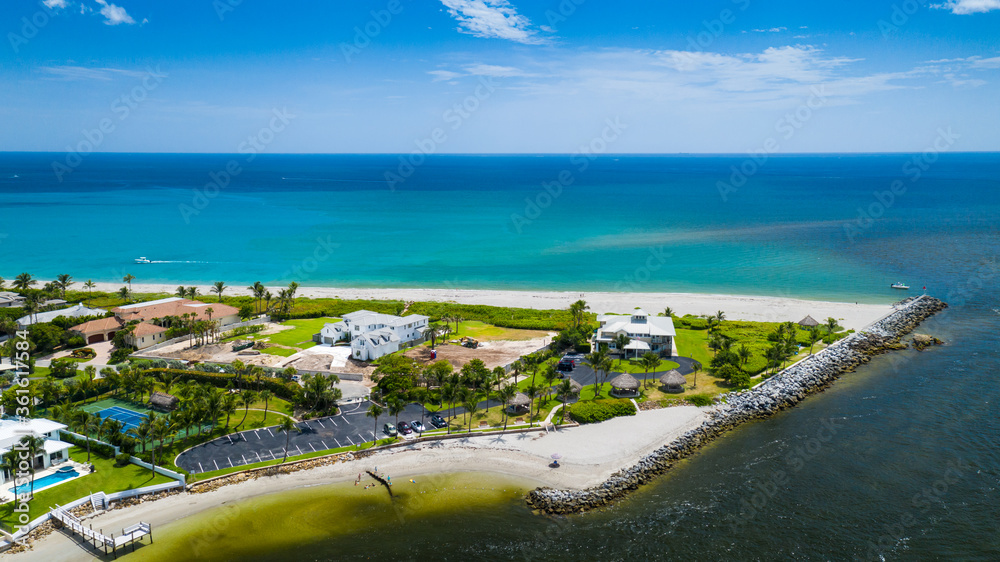 Αυτοκόλλητο The town of Jupiter Island is located on the barrier island called Jupiter Island, in Martin County, Florida, United States; the town is part of the Port St