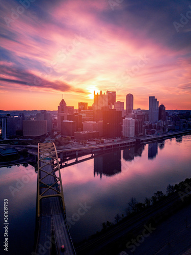 Canvastavla sunrise in the city of Pittsburgh