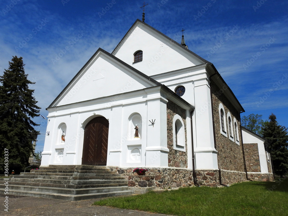 wybudowany w 1863 roku murowany kosciol katolicki pod wezwaniem swietego jana chrzciciela w miejscowosci brzozowa na podlasiu w polsce