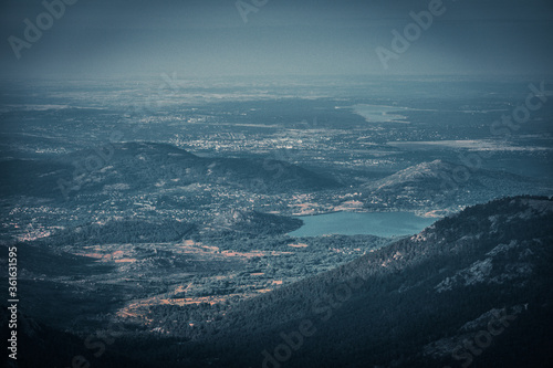 Vistas de paisaje de montaña con lago