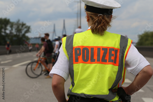 Polizisten mit Schriftzug Polizei auf dem Rücken