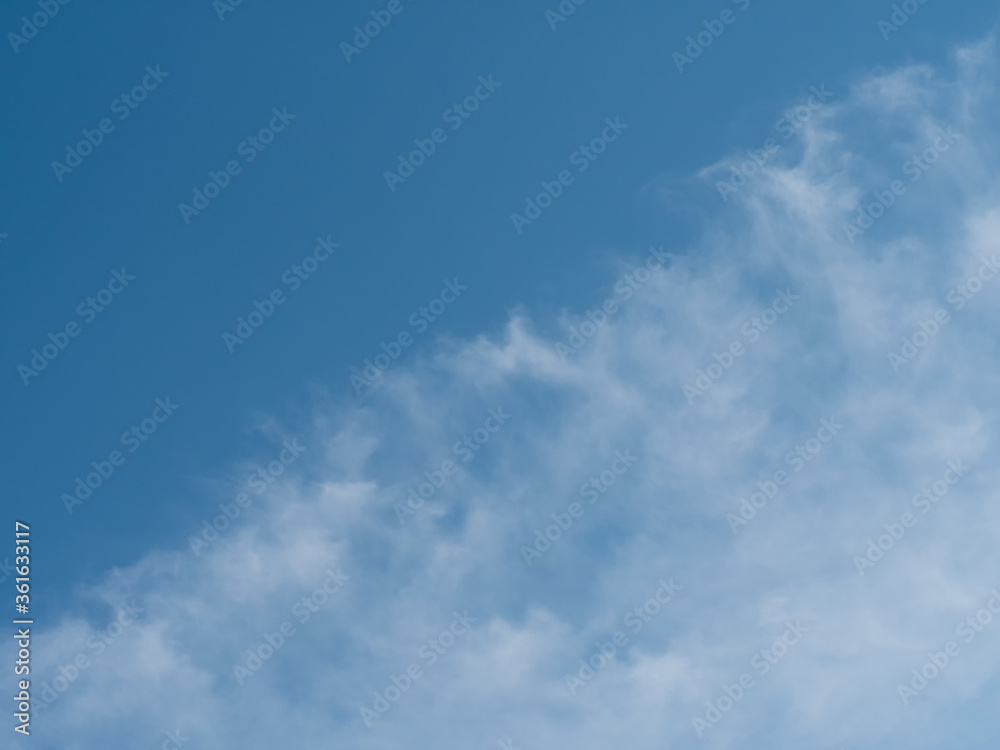 blauer Himmel mit weißen Wolken in der rechten unteren ecke, blauer Himmel mit weißen Wolken in der rechten unteren ecke,