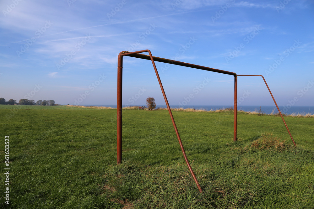 Freizeit Fußball Tore auf einer Wiese an der Ostsee Freizeit Fußball Tore auf einer Wiese an der Ostsee