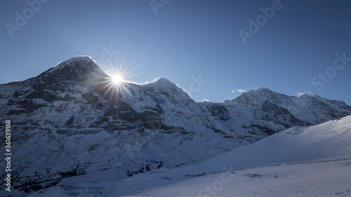 Sonnenaufgang im Skigebiet Kleine Scheidegg mit Blick auf Eiger, Mönch und Jungfrau, Schweiz