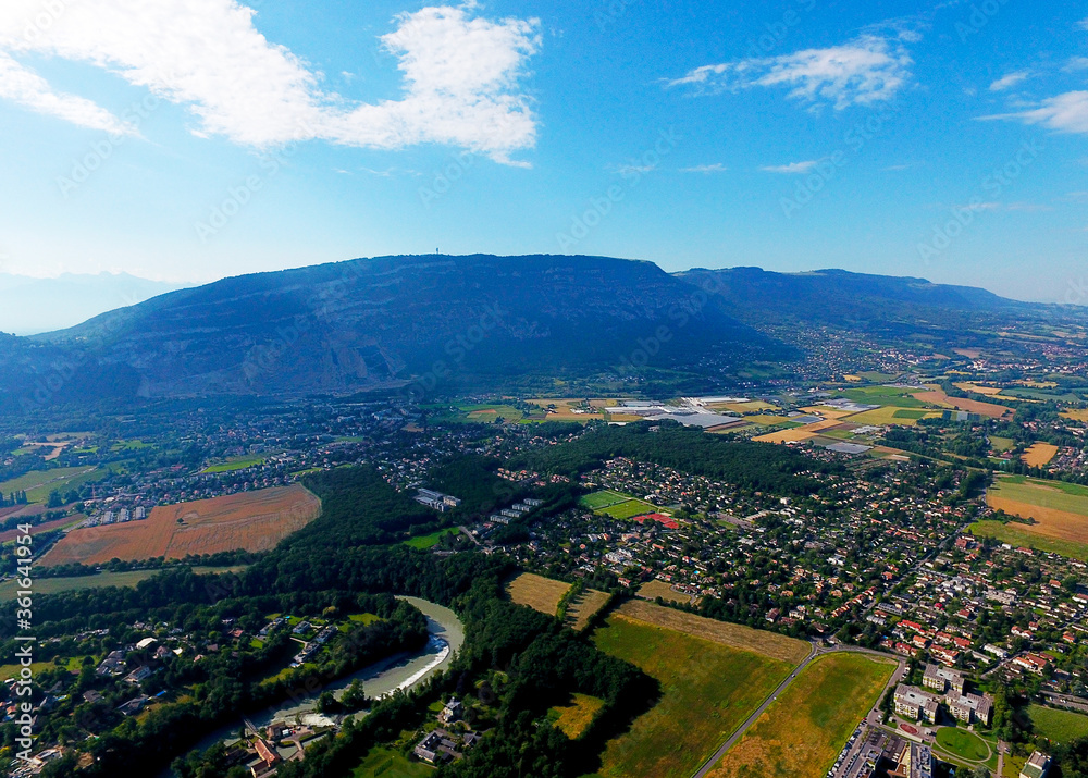 Le Salève.
Le Salève est une montagne des Préalpes située dans le département de la Haute-Savoie Le Salève.
Le Salève est une montagne des Préalpes située dans le département de la Haute-Savoie