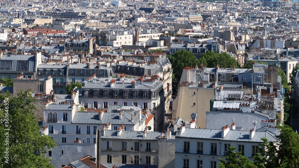 Fototapeta premium Toits de Paris, vue aérienne sur des immeubles parisiens depuis la butte Montmartre (France)