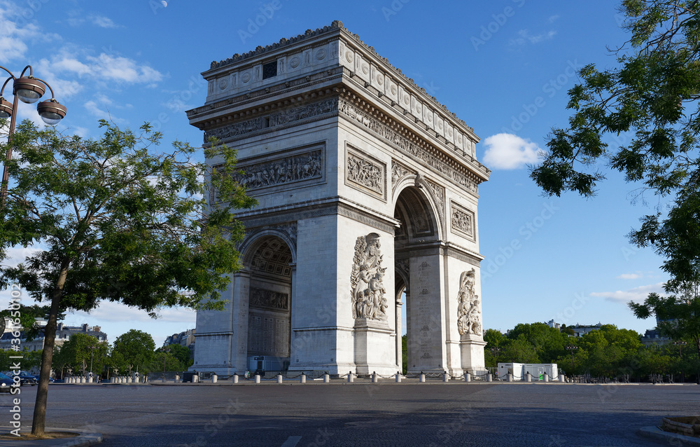 Fototapeta premium The famous Triumphal Arch at sunny day , Paris, France.