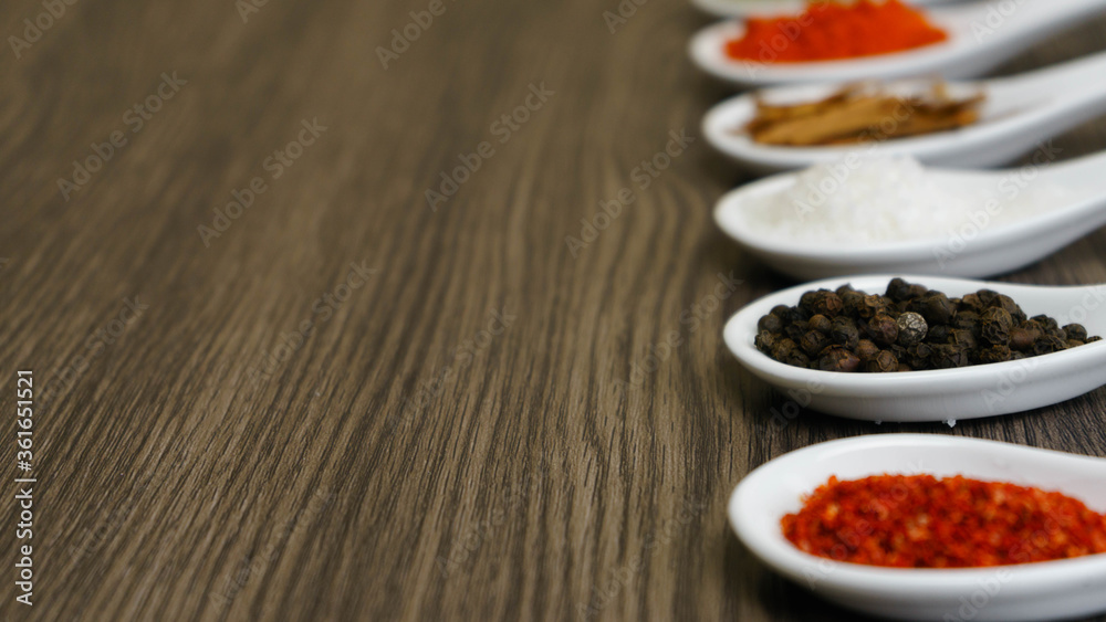 pimienta negra en granos y otras especias en cucharas de porcelana pimienta negra en granos y otras especias en cucharas de porcelana