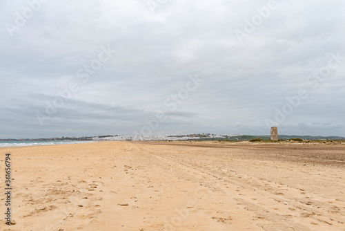 Playa El Palmar, en el fondo Conil de la Frontera, en la provincia de Cádiz, Andalucía, España