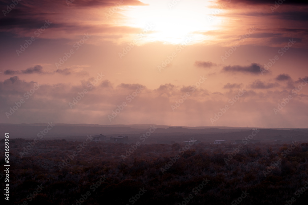 La luz del atardecer pegando sobre una superficie que roza lo infinito