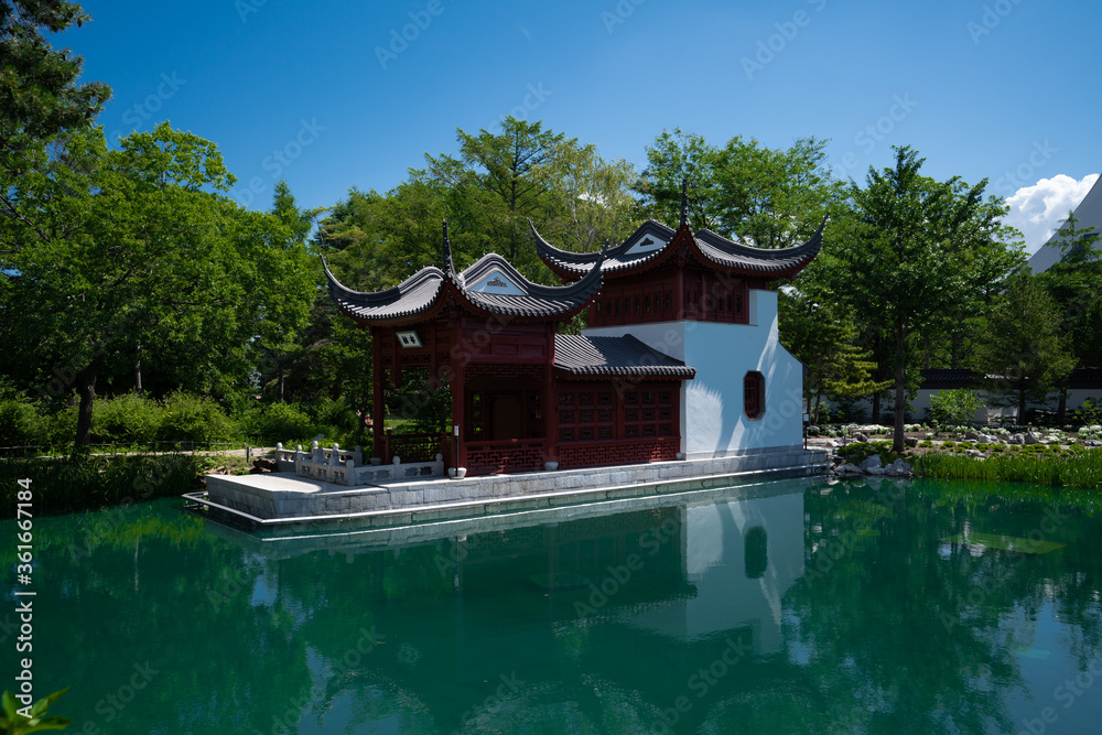 Obraz premium Temple chinois au jardin botanique de Montréal 