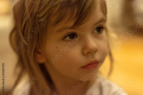 Obraz na płótnie portrait of a little girl w salonie