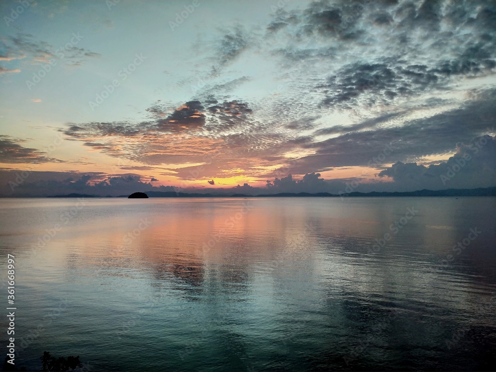 Fototapeta premium sunrise over the sea