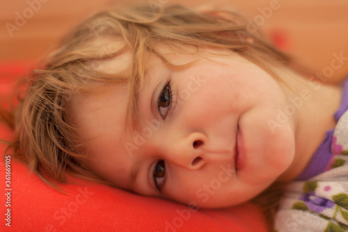 Obraz na płótnie little girl in bed w salonie