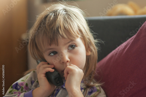 Obraz na płótnie little girl talking on the phone w salonie
