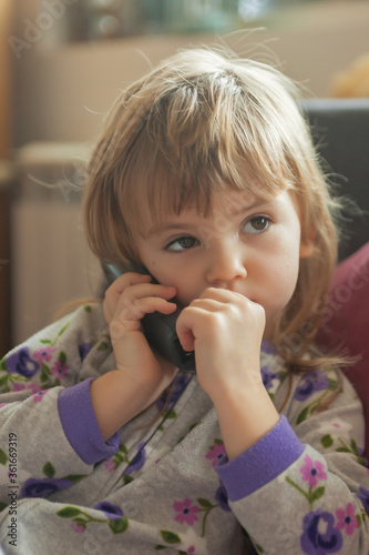 Obraz na płótnie little girl talking on the phone w salonie