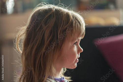Obraz na płótnie image of a child from profile w salonie