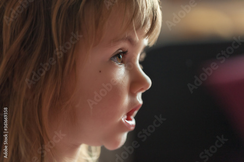 Obraz na płótnie image of a child from profile w salonie