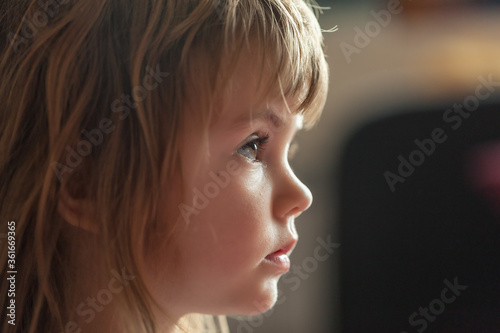 Obraz na płótnie image of a child from profile w salonie