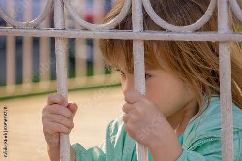 Obraz na płótnie child on the fence w salonie