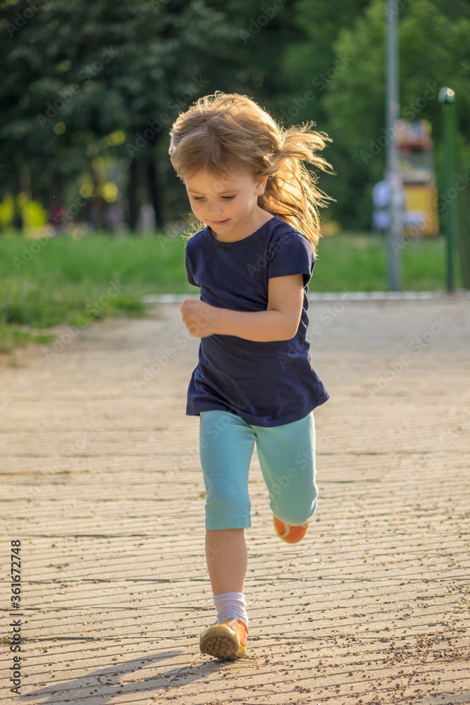 Fototapeta premium the kid runs