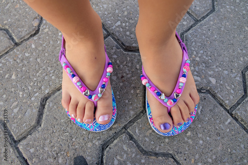 Obraz na płótnie small feet in sandals w salonie