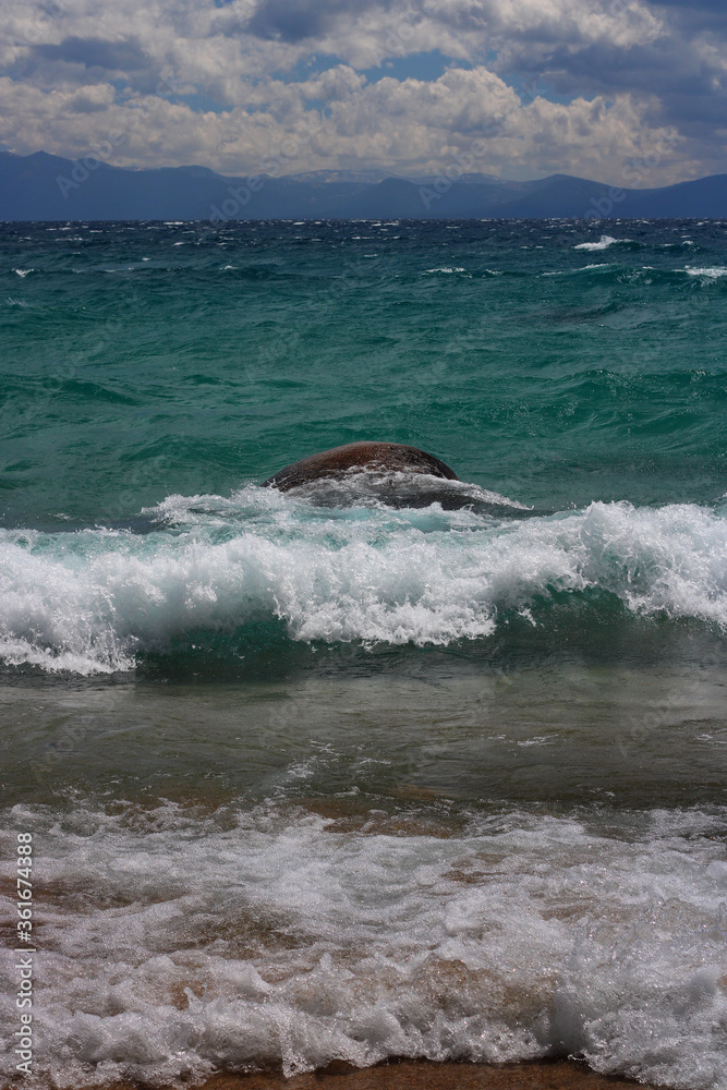 Fototapeta premium Waves on Lake Tahoe