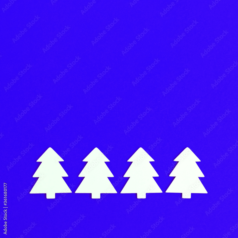 Obraz premium Christmas greeting card with handmade white Christmas tree on blue background. Winter Holiday concept.