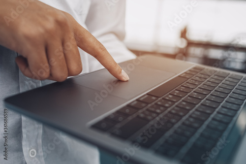 Tableau sur toile finger's businessman use trackpad on laptop.