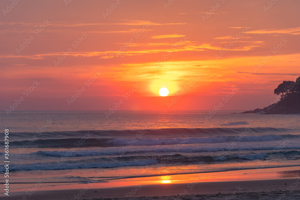 Fototapeta premium .The sun fell on the horizon in the sea at Karon beach Phuket.