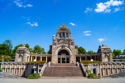 Foto Beautiful view of an ancient, art nouveau style crematorium in the Pragfriedhof, a cemetery in the city of Stuttgart