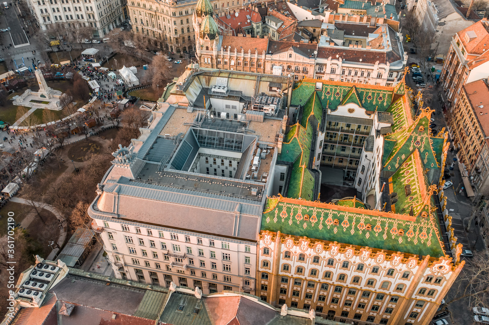 Fototapeta premium Aerial drone shot of Art nouveau style rooftop in Budapest liberty squaare